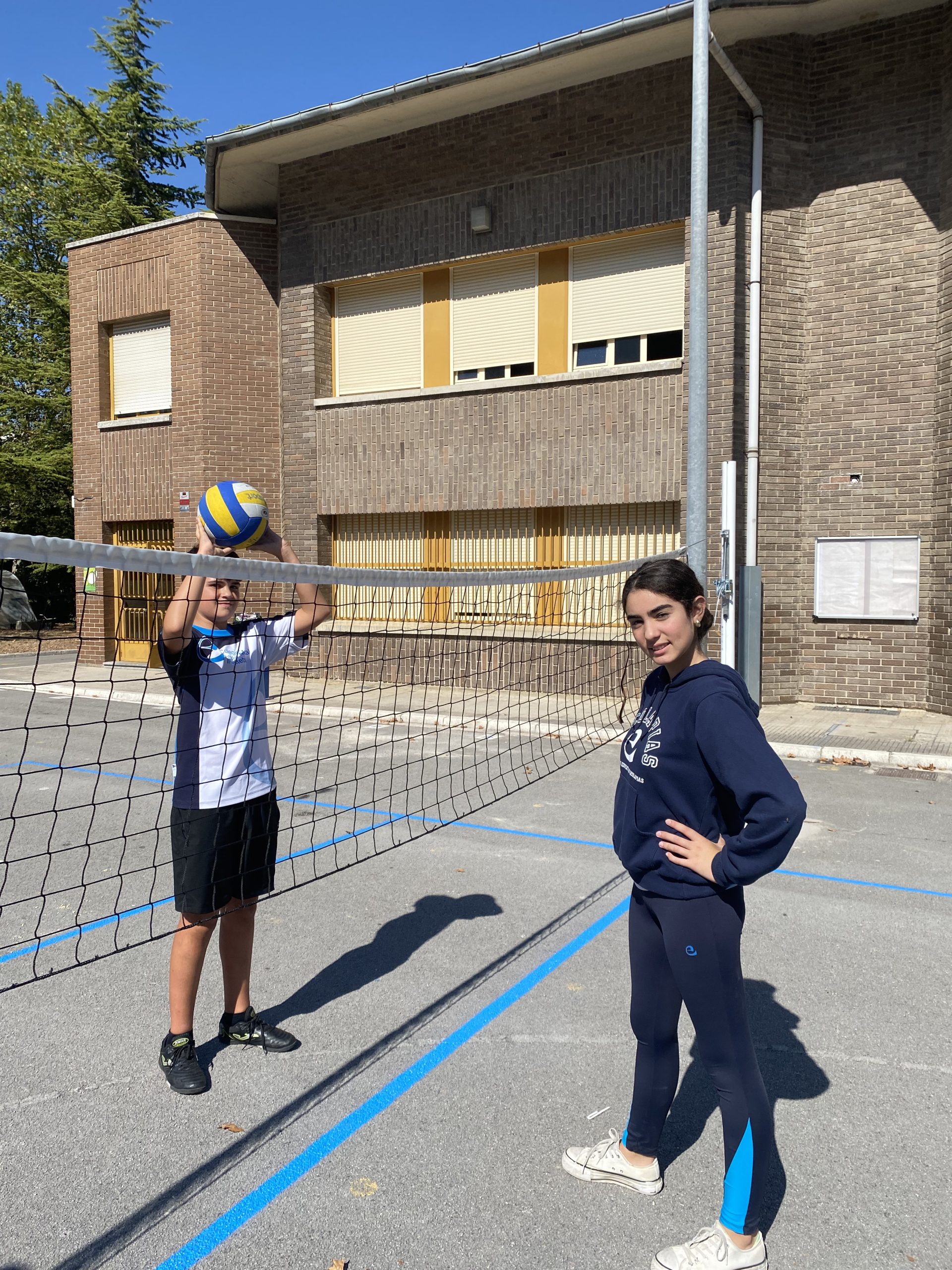 Nuevo curso, nueva cancha de voleibol / Ikastute berria, boleiboleko kantxa berria